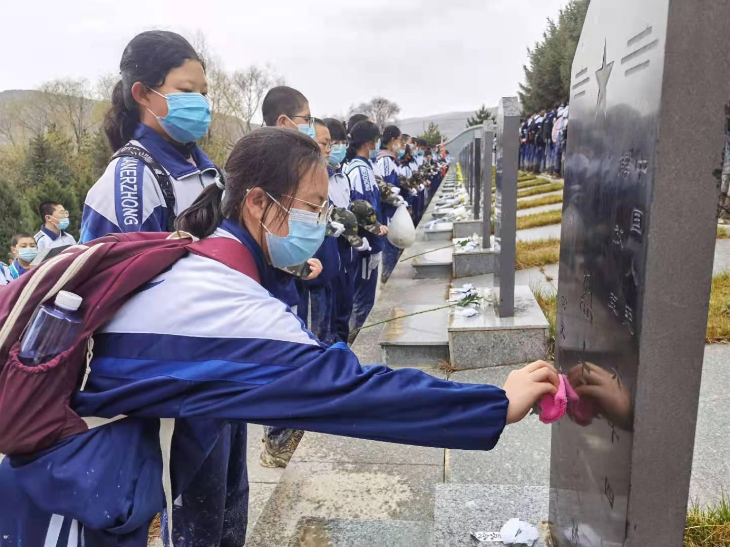 学校回应2000学生徒步54公里祭英烈